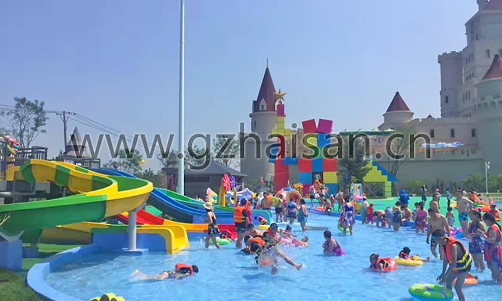 合家欢乐的儿童嬉水天地