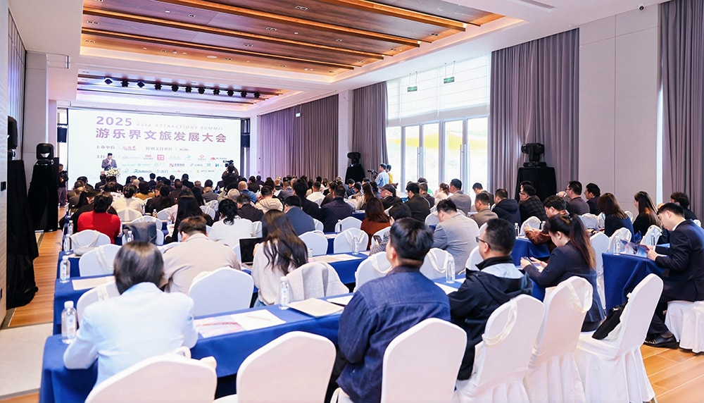 科技铸就非凡体验，专业成就行业标杆——jinnianhui今年会游乐荣膺2025金冠奖“杰出水滑道设备奖”